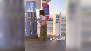 Bea esce il culo alla pompa di benzina