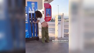 Bea esce il culo alla pompa di benzina