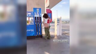 Bea esce il culo alla pompa di benzina