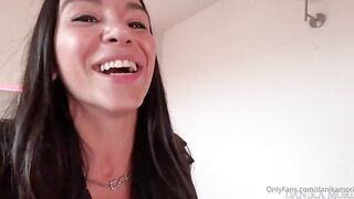 Danika Mori prova il nuovo dildo con app