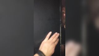 Coppia di fidanzati beccati a fare sesso in discoteca