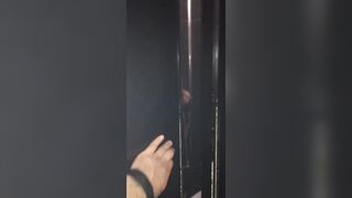 Coppia di fidanzati beccati a fare sesso in discoteca