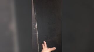 Coppia di fidanzati beccati a fare sesso in discoteca