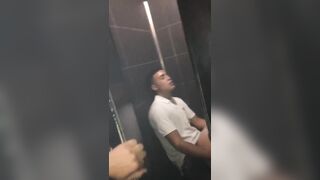 Coppia di fidanzati beccati a fare sesso in discoteca