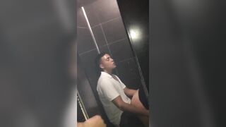 Anteprima del video: Coppia di fidanzati beccati a fare sesso in discoteca