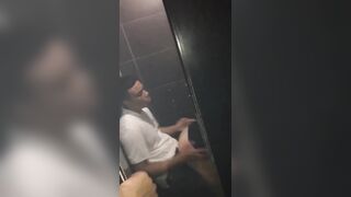 Coppia di fidanzati beccati a fare sesso in discoteca