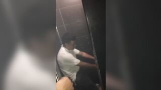 Coppia di fidanzati beccati a fare sesso in discoteca