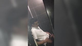 Coppia di fidanzati beccati a fare sesso in discoteca