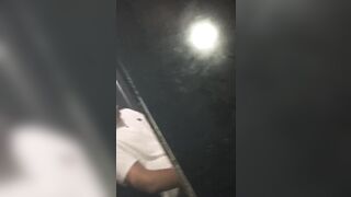 Coppia di fidanzati beccati a fare sesso in discoteca