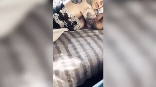 Un cazzo duro di fronte a Priscilla Salerno che riposa