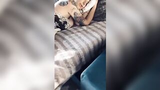 Un cazzo duro di fronte a Priscilla Salerno che riposa