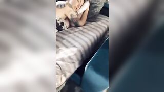 Un cazzo duro di fronte a Priscilla Salerno che riposa