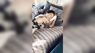 Un cazzo duro di fronte a Priscilla Salerno che riposa