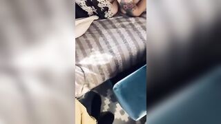 Un cazzo duro di fronte a Priscilla Salerno che riposa