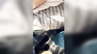 Un cazzo duro di fronte a Priscilla Salerno che riposa