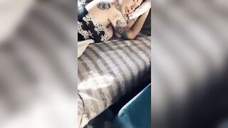 Un cazzo duro di fronte a Priscilla Salerno che riposa