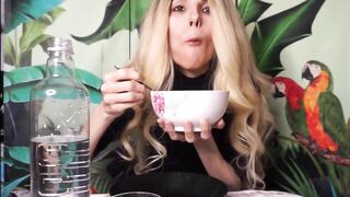 Padrona italiana mangia davanti al suo schiavo sottomesso con un sorriso malizioso