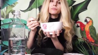 Padrona italiana mangia davanti al suo schiavo sottomesso con un sorriso malizioso