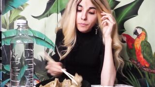 Anteprima del video: Padrona italiana mangia davanti al suo schiavo sottomesso con un sorriso malizioso