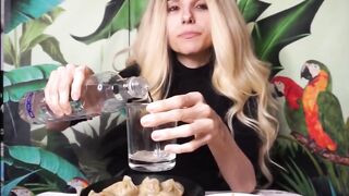 Padrona italiana mangia davanti al suo schiavo sottomesso con un sorriso malizioso