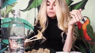 Padrona italiana mangia davanti al suo schiavo sottomesso con un sorriso malizioso