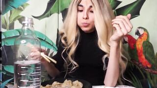 Padrona italiana mangia davanti al suo schiavo sottomesso con un sorriso malizioso