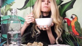 Padrona italiana mangia davanti al suo schiavo sottomesso con un sorriso malizioso