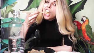 Padrona italiana mangia davanti al suo schiavo sottomesso con un sorriso malizioso