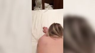 Succhi benissimo, mettiti a pecorina - La fidanzata riceve una pompa e una scopata