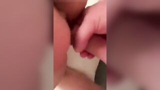 Succhi benissimo, mettiti a pecorina - La fidanzata riceve una pompa e una scopata