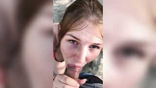 Fidanzata fa un pompino al suo ragazzo in pineta per rendere la giornata più piccante