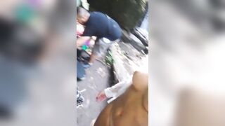 Backstage modella italiana si mostra nuda all'aperto