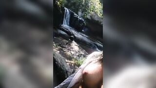 Backstage modella italiana si mostra nuda all'aperto