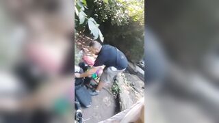 Backstage modella italiana si mostra nuda all'aperto