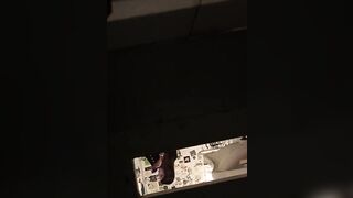 Filmino spia amatoriale girato in bagno pubblico