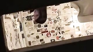 Filmino spia amatoriale girato in bagno pubblico