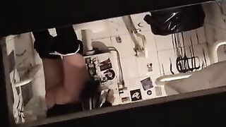 Filmino spia amatoriale girato in bagno pubblico