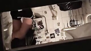 Filmino spia amatoriale girato in bagno pubblico