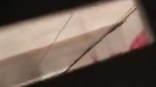 Filmino spia amatoriale girato in bagno pubblico