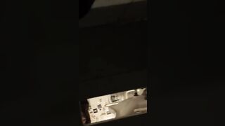 Filmino spia amatoriale girato in bagno pubblico