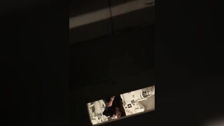 Filmino spia amatoriale girato in bagno pubblico