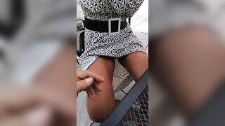 Anteprima del video: Moglie esibizionista al bar senza mutandine