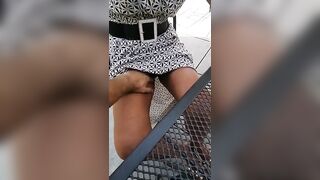 Moglie esibizionista al bar senza mutandine