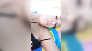 Smettila, vuoi far vedere anche il buco del culo?