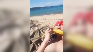 Sole e mare, vacanza con sesso e banana in fica