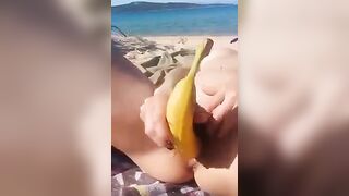Sole e mare, vacanza con sesso e banana in fica