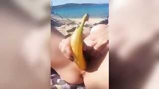 Sole e mare, vacanza con sesso e banana in fica
