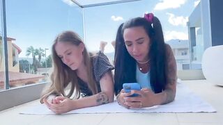 Studentesse italiane bisex succhiano il ghiacciolo e si comportano come troie sul terrazzo