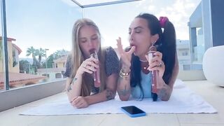 Studentesse italiane bisex succhiano il ghiacciolo e si comportano come troie sul terrazzo