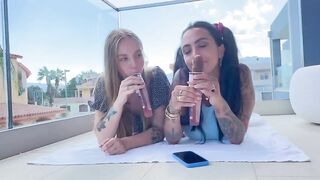 Studentesse italiane bisex succhiano il ghiacciolo e si comportano come troie sul terrazzo